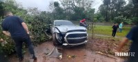 Ford Mustang sai da pista e colide contra arvores em Hernandárias