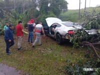 Ford Mustang sai da pista e colide contra arvores em Hernandárias