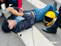 Duas pessoas ficam feridas após colisão entre Van paraguaia e moto na Vila Portes