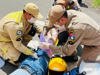 Duas pessoas ficam feridas após colisão entre Van paraguaia e moto na Vila Portes