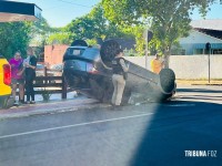 Veículo capota após colisão na área central de Foz do Iguaçu