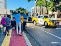 Veículo capota após colisão na área central de Foz do Iguaçu