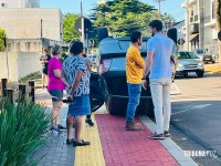 Veículo capota após colisão na área central de Foz do Iguaçu