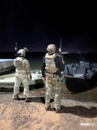 PF, PC, PM e Receita Federal apreende embarcação com 50 mil maços de cigarro no Lago de Itaipu