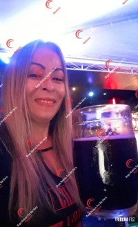 Filha vela o corpo da mãe em casa após longa espera por remoção e passa a noite ao lado do corpo