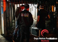 Filha vela o corpo da mãe em casa após longa espera por remoção e passa a noite ao lado do corpo
