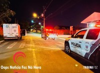 Filha vela o corpo da mãe em casa após longa espera por remoção e passa a noite ao lado do corpo
