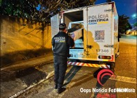 Filha vela o corpo da mãe em casa após longa espera por remoção e passa a noite ao lado do corpo
