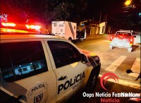 Filha vela o corpo da mãe em casa após longa espera por remoção e passa a noite ao lado do corpo
