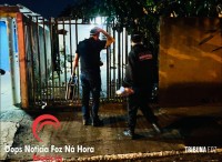 Filha vela o corpo da mãe em casa após longa espera por remoção e passa a noite ao lado do corpo