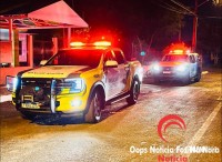 Filha vela o corpo da mãe em casa após longa espera por remoção e passa a noite ao lado do corpo