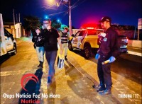 Filha vela o corpo da mãe em casa após longa espera por remoção e passa a noite ao lado do corpo