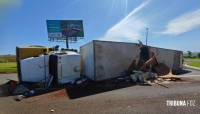 Caminhão tomba próximo a Itaipulândia e motorista sofre ferimentos leves