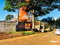 Incêndio residencial destrói duas casas no Conjunto Libra em Foz do Iguaçu 