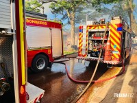 Incêndio residencial destrói duas casas no Conjunto Libra em Foz do Iguaçu 