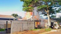 Incêndio residencial destrói duas casas no Conjunto Libra em Foz do Iguaçu 