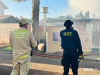 Incêndio residencial destrói duas casas no Conjunto Libra em Foz do Iguaçu 