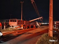 Motorista de carreta fica ferido após acidente na marginal da BR-277