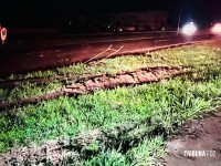 Motorista de carreta fica ferido após acidente na marginal da BR-277