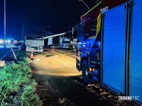 Motorista de carreta fica ferido após acidente na marginal da BR-277
