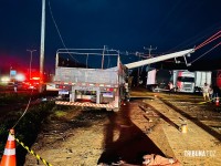 Motorista de carreta fica ferido após acidente na marginal da BR-277