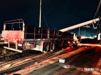 Motorista de carreta fica ferido após acidente na marginal da BR-277