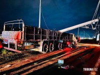 Motorista de carreta fica ferido após acidente na marginal da BR-277