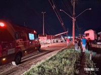 Motorista de carreta fica ferido após acidente na marginal da BR-277