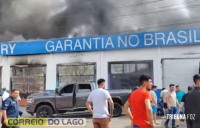 Incêndio devasta fábrica em Salto Del Guairá: prejuízo milionário e esforço conjunto de socorro