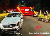 Rapaz é deixado agonizando no asfalto após motorista fugir de colisão frontal 