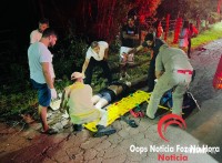 Rapaz é deixado agonizando no asfalto após motorista fugir de colisão frontal 