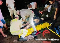 Rapaz é deixado agonizando no asfalto após motorista fugir de colisão frontal 