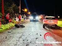 Rapaz é deixado agonizando no asfalto após motorista fugir de colisão frontal 