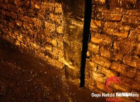 Motociclista fica em estado gravíssimo e perde parte da perna em colisão em muro 