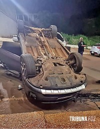 Veículo de placas brasileiras capota após bater em meio-fio no bairro Pablo Rojas em Ciudad Del Este