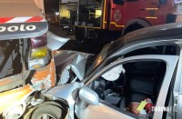 Motorista é socorrido após colidir veículo na traseira de um ônibus estacionado em Puerto Iguazu