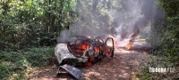Carro pega fogo e coloca em risco incêndio na mata as margens do Parque Nacional do Iguaçu