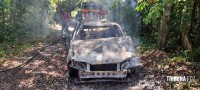 Carro pega fogo e coloca em risco incêndio na mata as margens do Parque Nacional do Iguaçu
