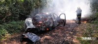 Carro pega fogo e coloca em risco incêndio na mata as margens do Parque Nacional do Iguaçu