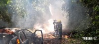 Carro pega fogo e coloca em risco incêndio na mata as margens do Parque Nacional do Iguaçu