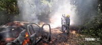 Carro pega fogo e coloca em risco incêndio na mata as margens do Parque Nacional do Iguaçu