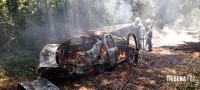 Carro pega fogo e coloca em risco incêndio na mata as margens do Parque Nacional do Iguaçu