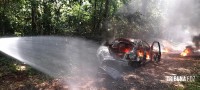 Carro pega fogo e coloca em risco incêndio na mata as margens do Parque Nacional do Iguaçu