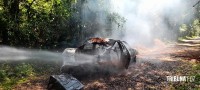 Carro pega fogo e coloca em risco incêndio na mata as margens do Parque Nacional do Iguaçu