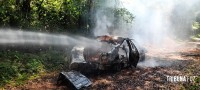 Carro pega fogo e coloca em risco incêndio na mata as margens do Parque Nacional do Iguaçu