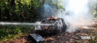 Carro pega fogo e coloca em risco incêndio na mata as margens do Parque Nacional do Iguaçu