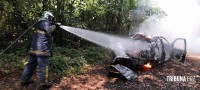 Carro pega fogo e coloca em risco incêndio na mata as margens do Parque Nacional do Iguaçu
