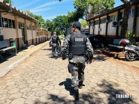 CHOQUE apreende maconha abandonada na "Favela da Sadia" em Foz do Iguaçu