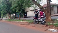 Motociclista fica ferido após colidir com árvore em Ciudad Del Este