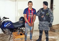Perseguição policial termina com prisão de jovem armado em motocicleta roubada
